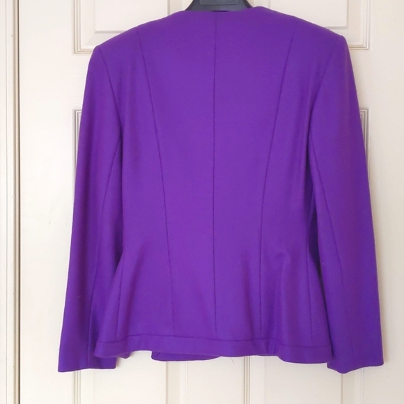 NWOT. Woman's Full lined 100% wool blazer and skirt matching set. - Picture 2 of 8